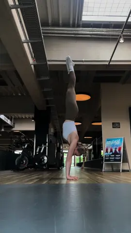 Zombie press 🤸🏼‍♀️ #handstands #calisthenics #gymnastics #gym #presshandstand #zombiepress #balance #gymgoals