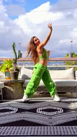 Mon soin capillaire préféré pour une longue journée de danse en utilisant @Garnier Canada Fructis Hair Filler. Ce système inverse jusqu'à un an de dommages pour les lisser en une seule utilisation. #GarnierPartner #FillMeln #frcutishairfiller 