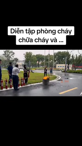 Diễn tập phòng cháy chữa cháy và cái kết #funnyvideos #phongchaychuachay #haihuoc #douyin #xuhuong #xuhuongtiktok #giaitri #vinh98 #fyp 