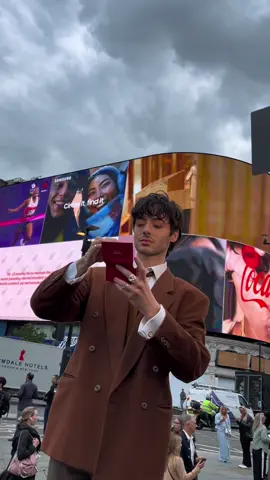 GRWM: Piccadilly Circus BTS! When is it going to feel like summer in London? This was shot midday! I have a surprise for you next…  I’ve had several questions about the lights they are Neewer LED panels (Bi-Color 660 LED) @neewerofficial  Using  @YSL Beauty  @Armani beauty  @creedfragrance  @makeupforever  @Saie  @milkmakeup  @meritbeauty  #mensmakeup #boymakeup #mensgrooming #malemakeup #malegrooming #grwmmakeup 