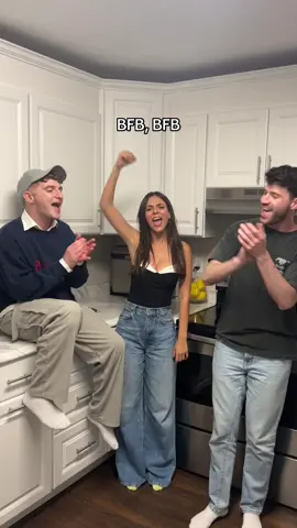 we really turned the kitchen into hollywood arts for this one 😭 it was such a dream to sing with @Victoria Justice 🤍 @jonathantilkin #sing #victoriajustice #victorious 