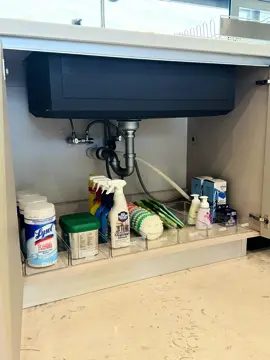¿Necesitas orden debajo de la tarja? 🧼🫧Descubre nuestros organizadores de acrílico perfectos para este espacio #ordendelascosas #storagesolutions #kitchenorganization #professionalorganizer 