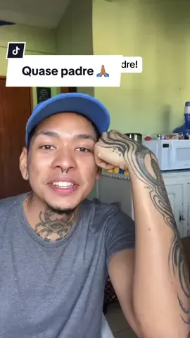 Da pra acreditar que esse cara aí queria ser padre?  Há quem diga que eu ainda tenho voz de padre rs Acho um máximo a aleatoriedades do universo #CapCut #historia #padre #seminarista #comunicação