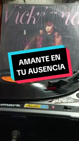AMANTE EN TU AUSENCIA 🥰🔊💯🔥🕺🏼💃🏼🎶🎵#subelepapa #fypシ゚ #estelardelasalsa #parati #sonideros #alexanderlavoz #fyp #tendencias #salsaromantica #salsabaul #salsa #festivaldelasalsa #vinyl #vintage #musicaenvinyl #tornamesa #acetato 