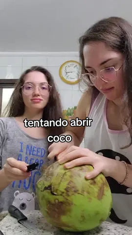 Que desastre🫣 vcs sabem uma maneira fácil de abrir o coco?  #gemeas #mariagemeaoficial #gymrat #spoiler #polêmica #coco 