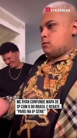 Em um vídeo que circula nas redes sociais, o #funkeiro #MCRyan é visto confundindo o mapa de São Paulo com o mapa do #Brasil. No vídeo, ele usa um cordão com o mapa do estado de São Paulo. Enquanto segura o acessório, Ryan pergunta: 