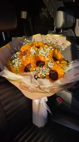 nothing better than sunflowers and the sun🪞✨ #fyp #parati #floristsoftiktok #SmallBusiness #florist #babybreath #sunflower #sunflowerbouquet #bouquets 