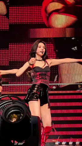 sorry next 👋🏻👋🏻 #itzy #있지 #itzy_borntobe #itzy_world_tour #itzy_in_irving #yeji #예지 