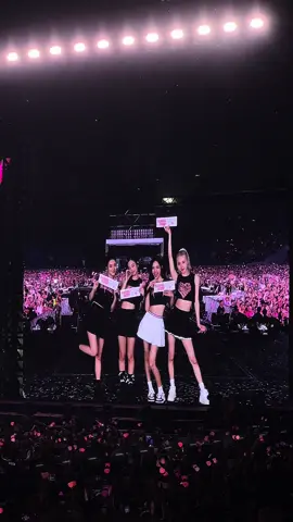 Hôm nay mẹ hồi xuân chút nha con gái ☺️ nhanh thật là nhanh 1 năm rùiii🖤💓  #blackpink #worldtour #bornpink #bornpinkworldtour #jennie #lisa #jisoo #rosé #kpop 
