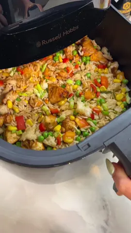 15 minute Airfryer fried rice 🤌 The easiest recipe for when you just can’t be bothered to cook but you want to eat healthy  Ingredients for one: 1/2 microwave rice 150g of raw chicken breast 2 tbsp of light soy 3 tbsp of egg white 1/4 cup of peas and sweetcorn  1 spring onion , sliced  Sauce of your choice  1/4 pepper , slices  Chicken seasoning  Method:  1. Slice the chicken and add the seasoning and soy sauce  2. Air fry for 6-8 mins minutes  3. Add the sweet corn, peas, pepper, onion and rice. Mix in the egg white and then air fry for 5 minutes  4. Add any extra sauces you want and enjoy  Optional: add sesame seeds  521kclas, 50g of protein  #EasyRecipe #airfryerrecipe #friedrice #highproteinrecipes