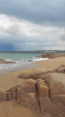 #bienphanri #bienquetoi❤️ #nhacchill #dulichbui  Quê tôi, Phan Rí, đẹp lắm người ơi! Bãi biển nơi đây trải dài với nước biển trong xanh và những cồn cát trắng mịn, tạo nên một khung cảnh thật thơ mộng và yên bình. Đặc sản Phan Rí phong phú, hấp dẫn với hương vị đậm đà của biển cả, và con người ở đây thì thân thiện, mến khách. Nếu có dịp đi ngang qua, xin mời mọi người ghé thăm để cảm nhận vẻ đẹp và tình người ấm áp của quê tôi.