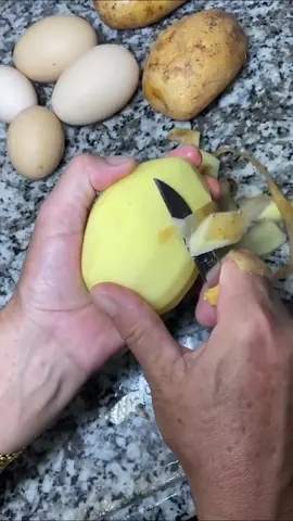 Try this high protein boiled egg and potato food its healthy food #turkey #france #germany #saudiarabia #foryoupage #highprotein #boiledegg #boiledpotatoes #potato 