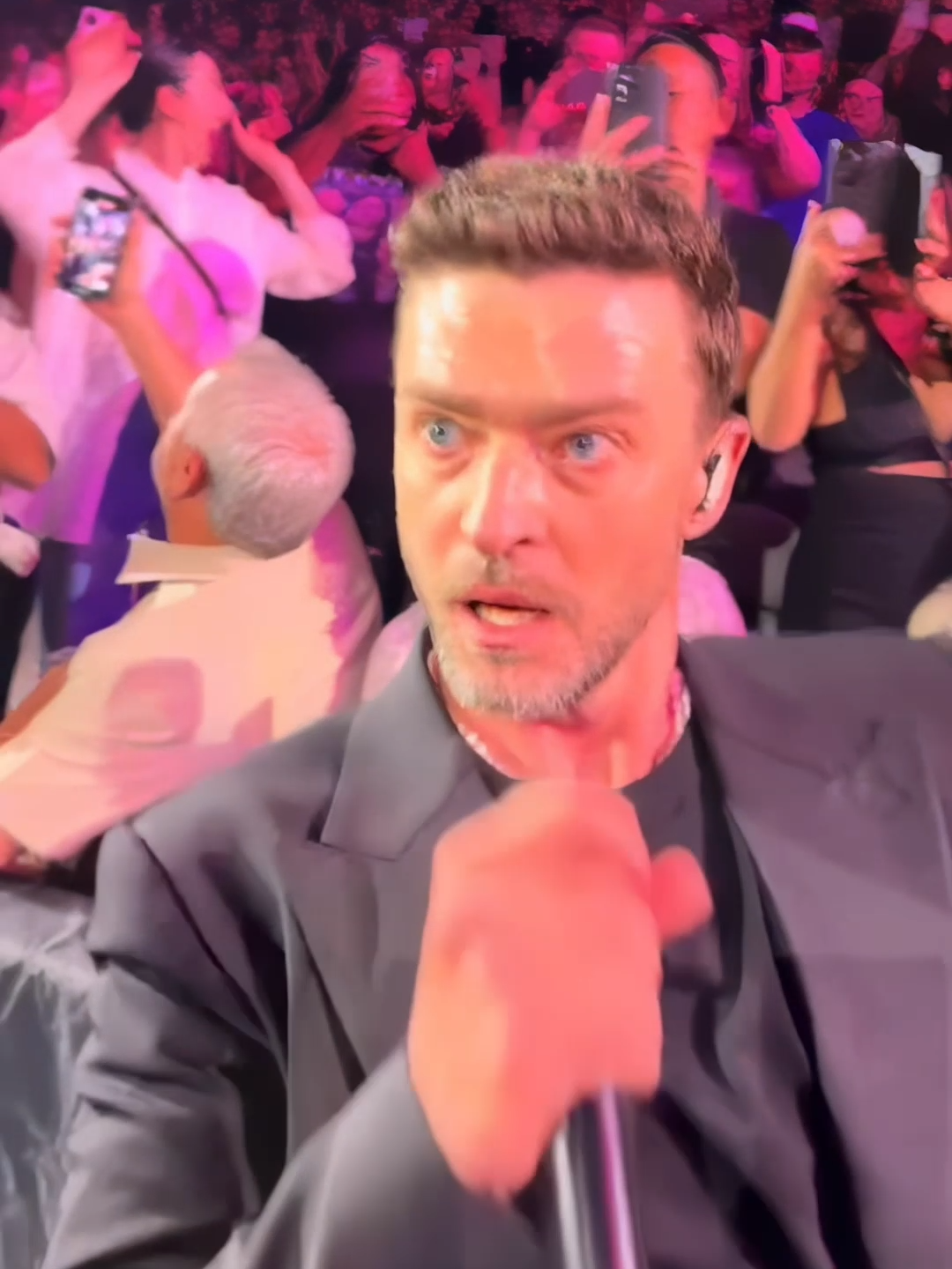 Justin Timberlake Back in the Spotlight After DWI Arrest, Fans Raise Concerns Pop singer Justin Timberlake took the stage in Chicago for his first concert since his arrest for driving under the influence (DWI) in the Hamptons. While promoting his new album, some fans expressed concern about his well-being, noting what they perceived as unusual behavior on stage. Police arrested Timberlake in early Tuesday morning after pulling him over for running a stop sign and swerving. According to court documents, officers reported signs of intoxication, with Timberlake refusing a breathalyzer test. Following his release, the arrest garnered significant media attention. Now, back in the spotlight, Timberlake's performance has sparked speculation among fans. #trending #justintimberlake #fyp