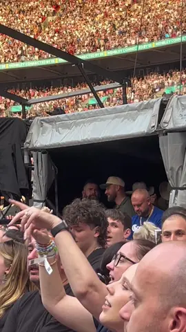 travis and jason were there to support miss swift 🫶🤍 @Taylor Swift @Taylor Nation @Travis Kelce  #taylorswift #ts #erastour #eraswembleyn1 #taylornation #traviskelcetaylorswift #traviskelce #jasonkelce #trending #viral #fyp #foryoupage #wembleyn1 #erastourtaylorswift #erastour2024 #karma #kansascitychiefs #chiefs 