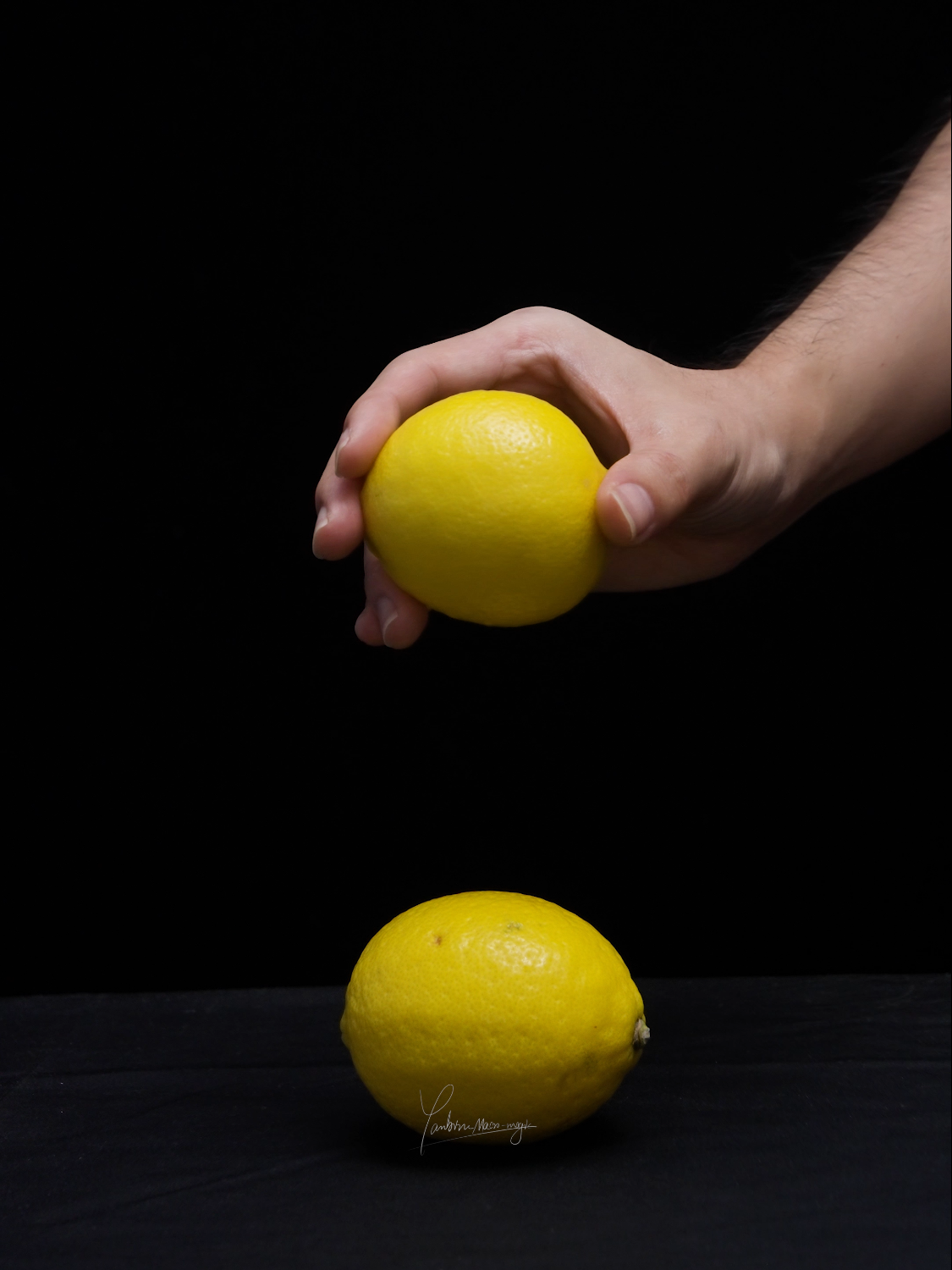 Squeeze the lemon peel|to burst the juice #satisfying #asmr #macro