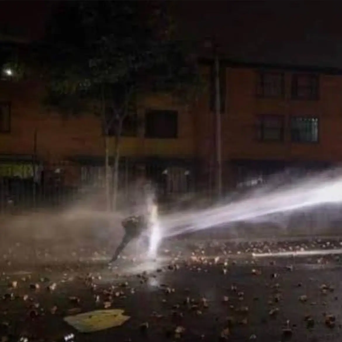 During the 2021 protest in Colombia, A protester single-handedly holds back an armored water-cannon truck using a homemade shield. The video and pictures about this went viral and in turn juxtaposed next to various cinematic scenes of similar situations. (Posted for educational purposes) #protest #colombia #aura #armoredtruck #watercannon #fyp #protesters #archive #viral 