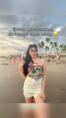 Rugi foto udah estetik malah banyak orang di background! Sini ikutin cara aku #prettyupapp 