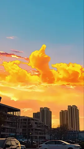 I didn't mean that, it's just a cloud. #sunset #fyp 