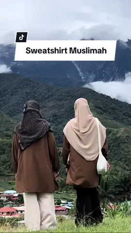 Dulu bagi seorang muslimah tidak banyak pakaian yang selesa dibawa keluar. Tidak banyak jenis pakaian yang boleh digayakan. Tapi skrg alhamdulillah ramai dah yang keluarkan baju-baju khas utk muslimah yg sedang belajar menjaga aurat. Nampak simple tapi anggun. Dan flowy2 gitchu. Lurve 🥹🫶🏻#sweatshirtmuslimah #muslimahstyle #ustazahbas #hubbahabibah #fashionmuslimah #tshirtmurah 
