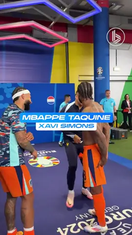 Quand Kylian Mbappé taquine Xavi Simons 😭 Les deux joueurs se sont retrouvés dans les couloirs de la Red Bull Arena après le match nul entre les Pays-Bas et la France.