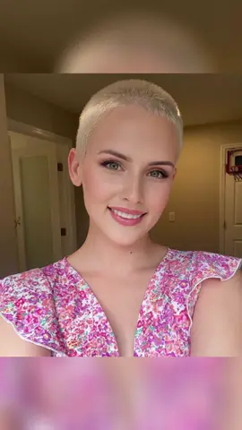She looks amazing in a short hair 🥰  What is your favorite cut? #haircutchange #shorthairdontcare #shorthair #kratkovlasky #pixiecut #kurzehaare #baldgirl #headshave #crophair #buzzcut #buzzedgirl 