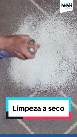 Ideal para móveis, sofás, poltronas, assentos de carro, estofados, tapeçarias, paredes, fórmicas, plásticos e vinis, ela é indispensável para quem não tem espaço para secar tapetes, cortinas e edredons.  #Tekbond #Limpeza #EspumaLimpaTudo #LimpezaDeSofa #LimpezaPesada 