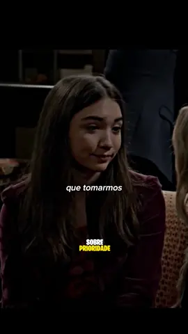 As pessoas vão entra e sair das nossas vidas Mas, no meio dessa dinâmica de entradas e saídas, algumas pessoas sempre ficam. São aquelas que tecem fios de amor e amizade em nosso coração, que se tornam parte da nossa família, que nos acompanham em cada passo da jornada. 📽Série: Garota conhece o mundo  #reflexão #amizade #amigo #familia familia