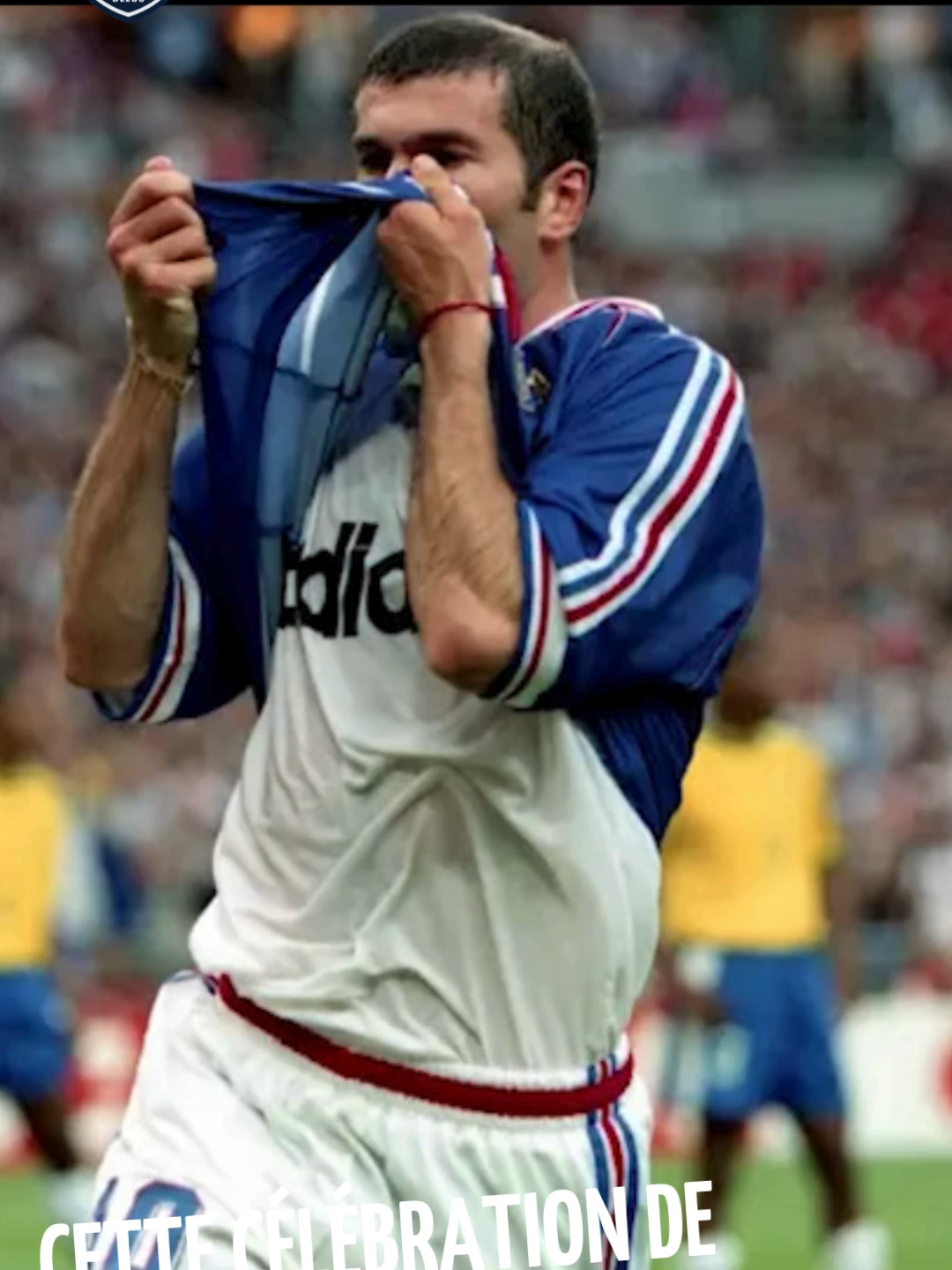 Cette célébration de #Zizou en finale de la Coupe du Monde. ____________________________ Si mon contenu te plait, laisse un j'aime et abonne toi !  #footfrancais #equipedefrance #edf #fiersdetrebleus #videofoot #allezlesbleus #zidane #france98 #anniversaire #cdm98 #pourtoi #worldcup #célébration #francebresil