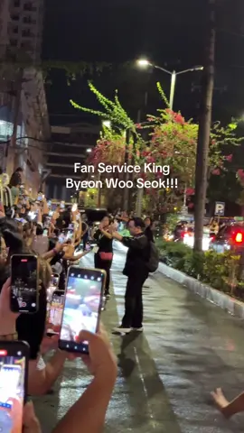 Grabe!!! Hi Bye Session Two!!! The intention is to wait for his car to pass pero may bonus pala na pagkaway!!! 😭🥹🫶🏻 #변우석 #byeonwooseok #ryusunjae #lovelyrunner #summerletter #summerletterinmanila #byeonwooseokinmanila #byeonwooseokphilippines #byeonwooseokfanmeet #tongtongs #filotongtongs #fanmeeting #fyp #foryou #foryoupage 