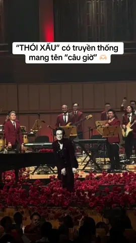 Ở VN anh và chúng tôi sẽ thi nhau câu giờ, nấn ná lâu hơn. Cái cảm giác không nỡ rời xa…! #haanhtuan #sketcharose #singapore #esplanade 