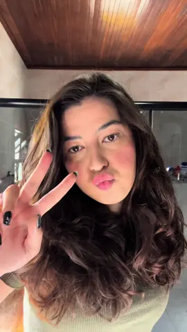 Como eu passo o blush cremoso - stay vulnerable melting blush - da @Rare Beauty em Nearly Berry  