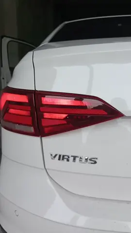 vw virtus... único confortline con mil cosas hechas.. yyyy tecla euroswitch con sensor crepuscular y fabricación de luz rompenibla trasero mejor que original 