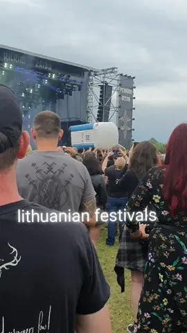 šikanas per rankas 🤟🙏 #gutalax #festival #toitoi #stagedive #toilet #dance #lithuania #kilkimzaibu 