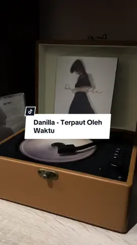 Malam minggu yang Sendu ditemani nci @DANILLA 🤍 Oh, bayangmu ingin kucumbu Tapi tersapu oleh sadarku Nyatamu kian merayu Terbius aku hingga membeku Tapi ku terharu Kau terpaut oleh waktu, oh-oh Tapi ku terharu Kau terpaut oleh waktu.. #danilla #danillariyadi #terpautolehwaktu #telisik #menelisik #penelisik #cd #rilisanfisik #musikindonesia #jazz #folk 