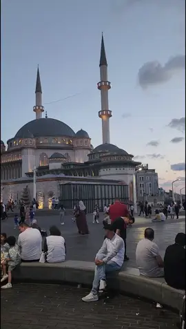 ‏أذان المغرب في ساحة ميدان تقسيم في ‎#اسطنبول الآن 😍 ‎#تركيا 