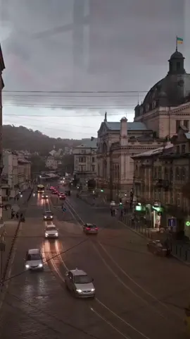 В цьому кафе красивезна панорама і злива через неї виглядала неймовірно #україна #львів #злива #любимене 