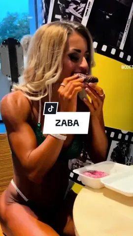 Ez vagyok🤓 #cheatmeal #cheatmealday #cheatmeals #postshowtreats #ifbbpro #food #eating #ifbbbikini #bikinipro #versenyfelkeszules #versenydieta #testepites #testepito #npcbikini #bikinicompetitor 