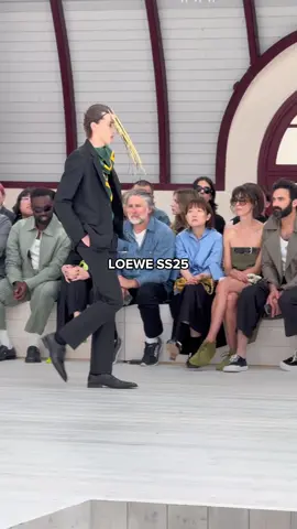LOEWE SS25 👀 #loewe #parisfashionweek #loewess25 #Runway #fashionshow #fashionweek #pfw #fashion #jonathananderson #fashiontok 