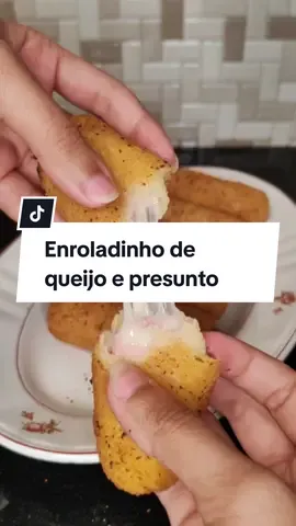 Enroladinho de queijo e presunto  . . . #enroladinho #salgado #massa #queijo #cozinha #crocante 