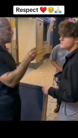 1 minute of humanity ❤️🥹🙏🏻 #wholesome #heartwarming #lovely #happines #happy #smile #actsofkindness #respect #humanity #kind #bekind 