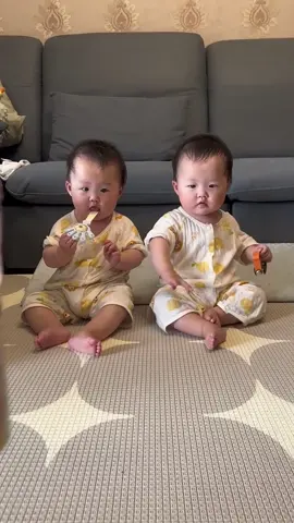 Two babies anxious to drink milk❤️#fyp #baby #funnyvideos #funny #foryou 