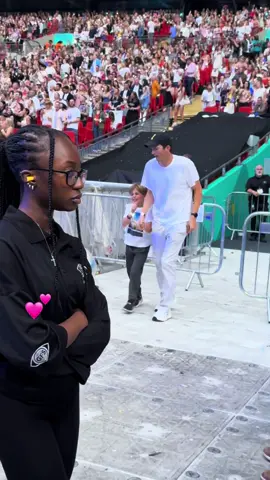 Ashton Kutcher and his son dancing to Blank Space at The Eras Tour London N2💕 the cutest thing ever @Taylor Nation @Taylor Swift #ts #tourturedpoetsdepartment #taylorswift #erastour #erastourlondon  #blankspace #wembley #londonnight2 #traviskelce #ashtonkutcher #milakunis 
