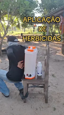 Aplicação de Herbicida com o Pulverizador Costal a Bateria 12 Volts e 20 Litros de Capacidade. #vidanaroça #rotina #fazenda  #pulverizador #herbicida 