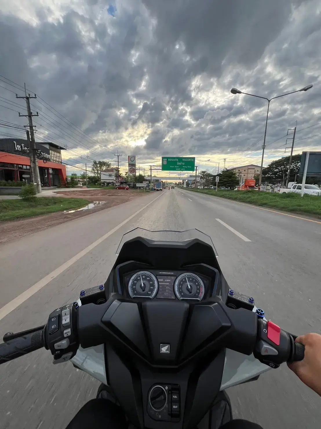 #ชอบบรรยากาศแบบนี้ #วิวบ้านนอก🍃 #เธรด #ฟอซ่า350 #สตอรี่ท้องฟ้า 