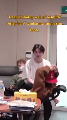 capek bgt keknya, kamu hahh, aku lebih hahhhh Yoon!! 😭😆💜 #Yoongi 