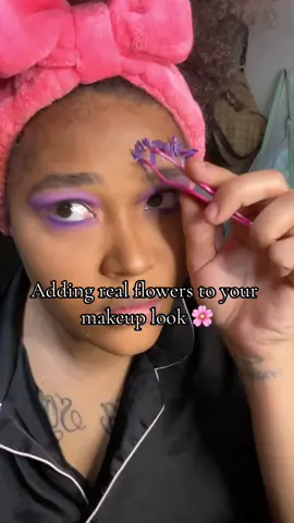 “Everyones so creative” 🌸💜 #fyp #foryou #foryoupage❤️❤️ #explorepage #makeup #makeuptok #makeuptiktok #cutcrease #cutcreasemakeup #blackgirlmakeup #blackgirltiktokers🤎 #makeupinspo #flowermakeup #flowermakeuplooks #makeupideas #abstractmakeup #creativemakeup #justagirl #girlythings #girlytok #flowertok #realflowers #pintrestaesthetic 