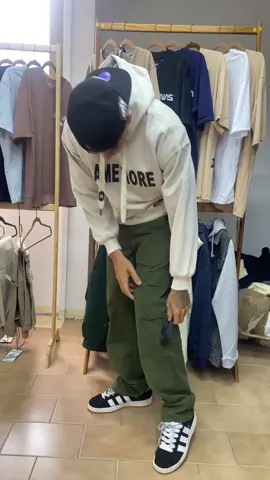 Pantalón Cargo 🔥👑 Tallas: 30 a la 36  Color: Verde Militar  Precio: 25$  Estamos en Caracas Parque Carabobo  Delivery en Caracas  Envíos a nivel nacional  El estilo más brutal de Caracas 🔥👑🙌🏻 #ropa #moda #caracas #tiendaderopa #venezuela #pantalon #oversize 