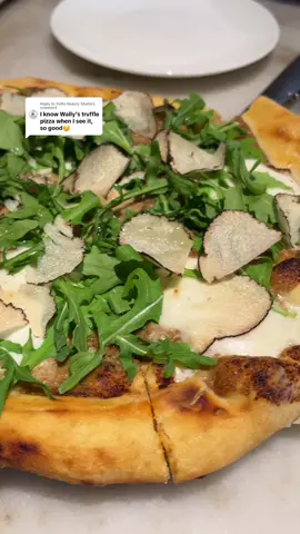 Replying to @XoXo Beauty Studio The best of the best ✨ #truffle #pizza #pizzalover #foodtiktok 