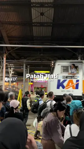 Habis sigar yang ditinggal mendua, kini terbitlah Patah Hati - @GUYONWATONOFFICIAL apa ngga remuk bolo atimu ki denger lagu sigar + patah hati? #keretaapiindonesia #patahhatiguyonwaton #patahhati 