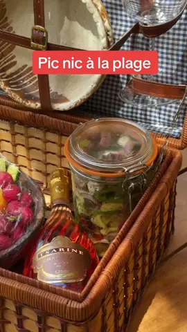Pique-nique pour Babe au bord de la mer ⛱️☀️🧺 Tartinade Curry Ingrédients : - 1 c. à c. de moutarde - 120 ml d’huile neutre - 1 jaune d’œuf - Poivre - 2 c. à s. de curry Madras Market Fresh - 2 c. à s. de jus de citron - 2 oignons blancs - 250 g de blancs de poulet Préparation : 1. Dans un récipient haut, ajoute la moutarde, l’huile, le jaune d’œuf, le poivre, le curry et le jus de citron. 2. Avec un mixeur plongeant, mixe le tout pour monter en mayonnaise. 3. Dans un bol, ajoute la mayonnaise au curry, le poulet grillé et effiloché, et les oignons coupés finement. 4. Mélange bien et garnis les pains. Saumon Cream Cheese Ingrédients : - 1 fromage frais  - 1 paquet de Saumon fumé  - 1 Citron - 1 Cébette - 1 bouquet d’Aneth - Baie rose Préparation : 1. Mélange tous les ingrédients dans un bol. 2. Garnis les petits pains. Tourte Cerise Pour la pâte : - 450 g de farine - 75 g de sucre brun - 200 g de beurre mou - 1 c. à s. de vinaigre de cidre - Sel Pour la garniture : - 600 g de cerises - 1 œuf - 50 g de sucre brun - 50 g de poudre d'amandes - 1 sachet de sucre vanillé - 2 c. à s. rases de Maïzena Préparation : 1. Prépare la pâte. Mélange la farine, le sucre et le sel dans un saladier, puis ajoute le beurre coupé en morceaux avec les doigts pour obtenir de grosses miettes. Verse le vinaigre et 12 cl d'eau glacée. Mélange pour former une boule. Divise-la en 2 et étale 2 disques, l'un de 25 cm de diamètre, l'autre de 30 cm. Pose-les entre 2 films alimentaires et laisse au frais au moins 30 min. 2. Préchauffe le four à 180 °C. Dénoyaute les cerises. Place-les dans un saladier et ajoute les 2 sucres, la Maïzena et le kirsch. Mélange bien. 3. Étale le disque le plus grand dans le fond d'un moule à manqué, saupoudre-le de poudre d'amandes et garnis-le de la préparation aux cerises. 4. À l'aide d'un emporte-pièce de 2 cm de diamètre, fais des ronds à environ 1 cm d'intervalle et à 2 cm du bord. Pose ce disque sur le dessus du moule et badigeonne-le avec l'œuf battu. Enfourne pour 50 min de cuisson. Panier de légumes Ingrédients : - Cottage cheese - Citron - Ciboulette - 1 gousse d’ail - 1 échalote - 1 poivron haut et qui se tient debout - Carottes - Tomates cerises - Radis - Concombre Préparation : 1. Mélange le fromage frais, le zeste et le jus d’un citron, la ciboulette, l'ail et l'échalote. 2. Garnis le poivron de ce mélange. 3. Coupe les légumes en bâtonnets. Salade de pâtes Vinaigrette : - 2 c. à s. de vinaigre de vin rouge - 4 c. à s. d’huile d’olive - Herbes de Provence - 1 gousse d’ail Salade : - 1 paquet de tortellini - 6-7 tomates séchées - 100 g de parmesan - 1 morceau de salami coupé en cubes - Quelques billes de mozzarella - 1 bouquet de basilic - 1 oignon rouge coupé en fines rondelles - Olives - 1 poivron vert émincé Préparation : 1. Ajoute tous les ingrédients dans un saladier. 2. Ajoute la vinaigrette. 3. Mélange bien